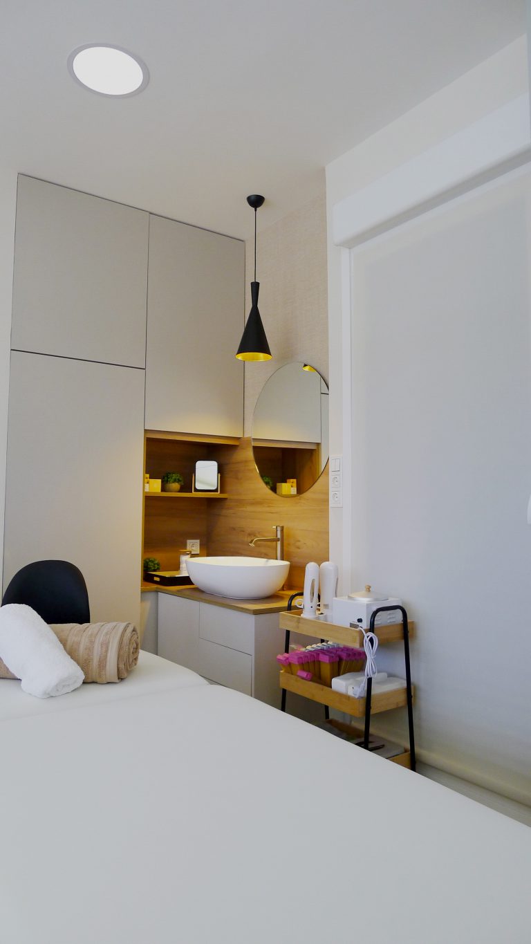 Salón con camilla y toallas. Centro de estética San Sebastián